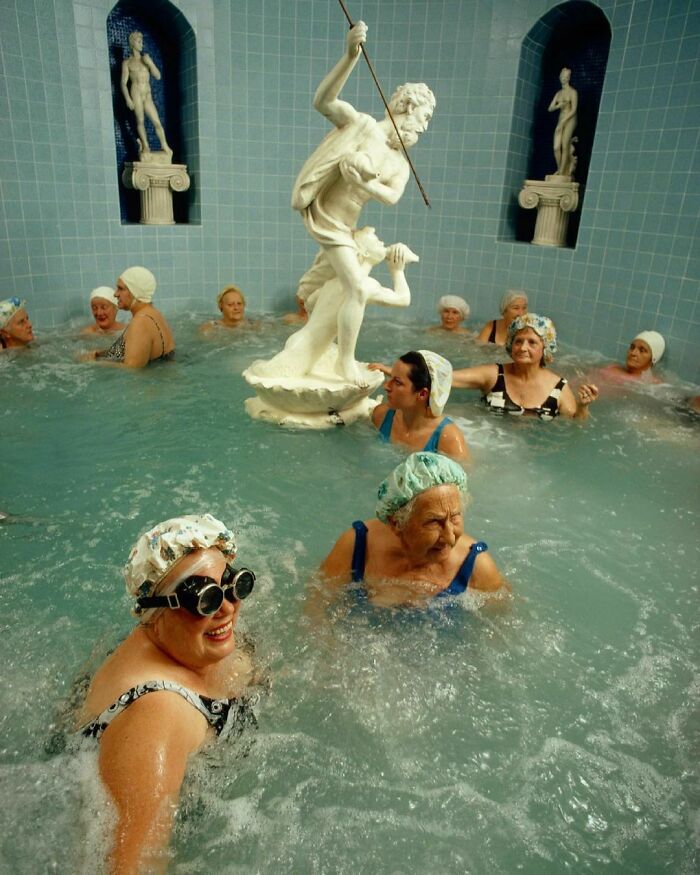 “Mujeres disfrutan de los beneficios de un jacuzzi climatizado en San Petersburgo, Florida, en 1973” (fotografiadas por Jonathan Blair para National Geographic)
