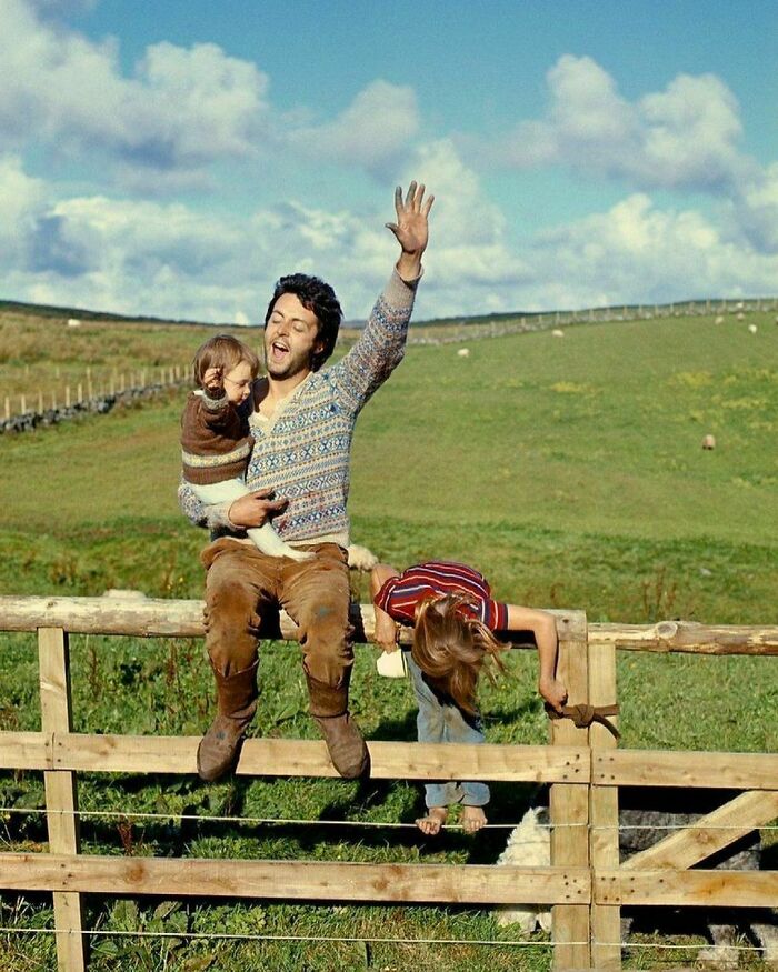  Paul, Mary y Heather McCartney en Escocia, en 1970 (fotografiados por Linda McCartney)