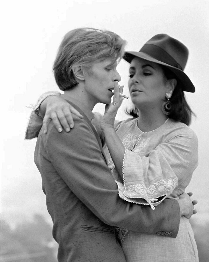 David Bowie y Elizabeth Taylor en 1975 (por Terry O’neill)