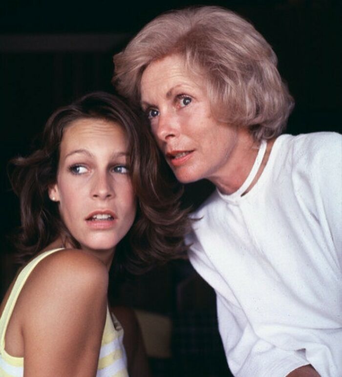 Jamie Lee Curtis en su hogar junto a su madre Janet Leigh, en 1978