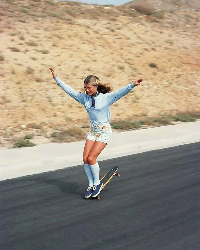 Ellen O’Neal andando en patineta en los años 70