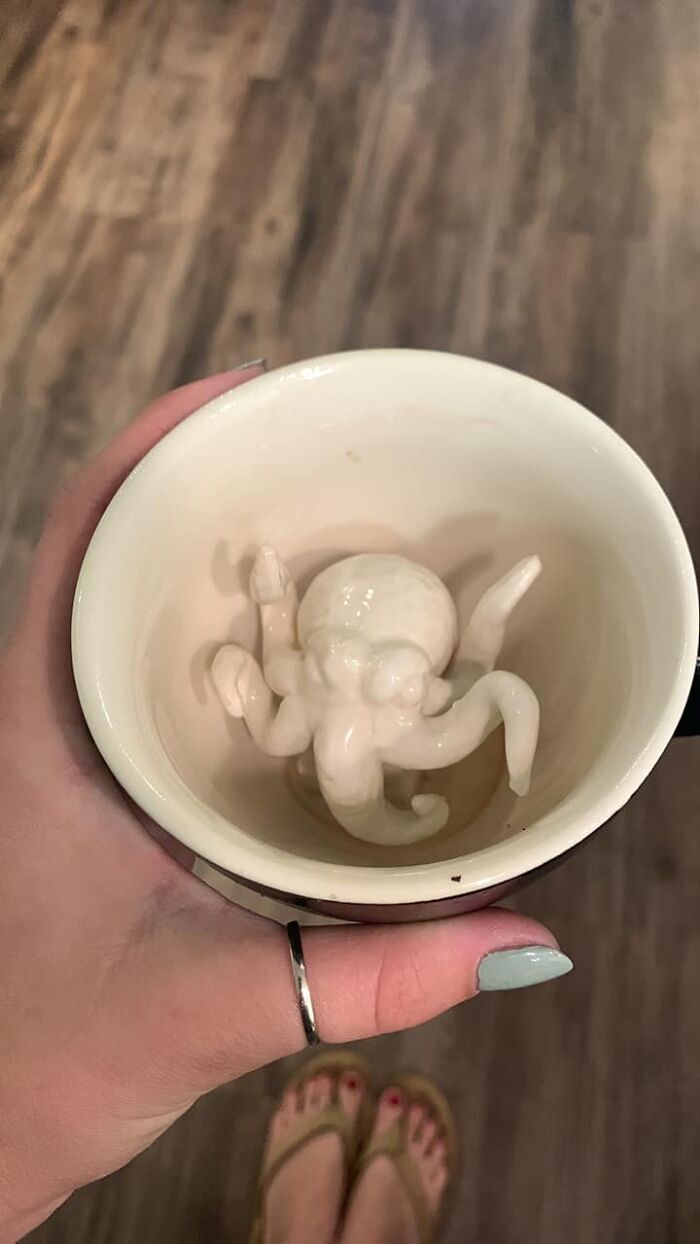 La taza de mi amigo. "Solo lo enjuago" -El dueño