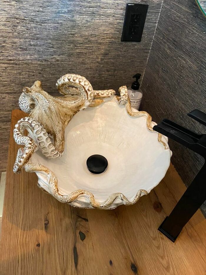 Este lavabo en una casa que limpio. Se ve fantástico pero es terrible de limpiar. Tengo que conseguir un cepillo y cepillarlo. También las paredes que están en el baño son de tela que es súper difícil de limpiar