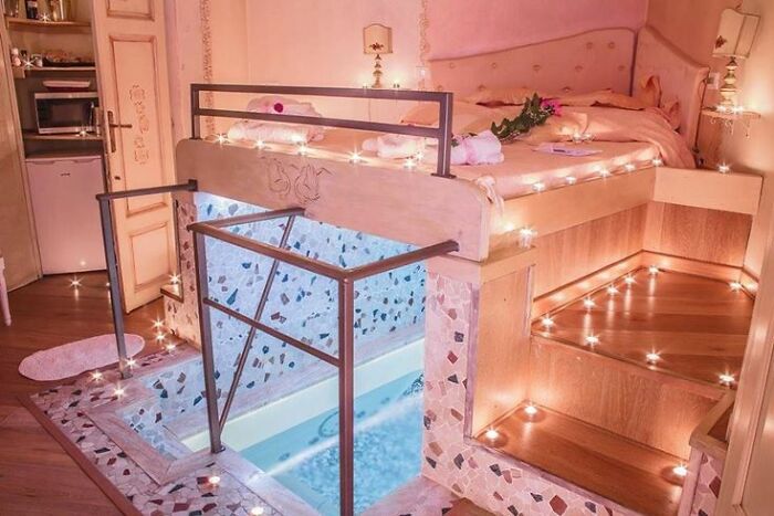 ¡Agárrate! Hay una piscina bajo la cama