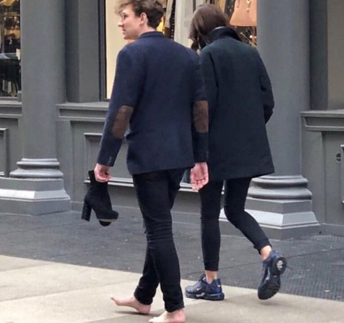 Este tipo que le dio a su chica sus zapatos porque le dolían los pies acaba de poner el listón muy alto
