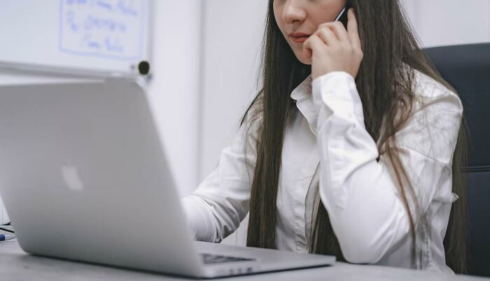 "¿Qué vas a hacer? ¿Despedirme?": 20 personas comparten sus historias de renuncia más absurdas
