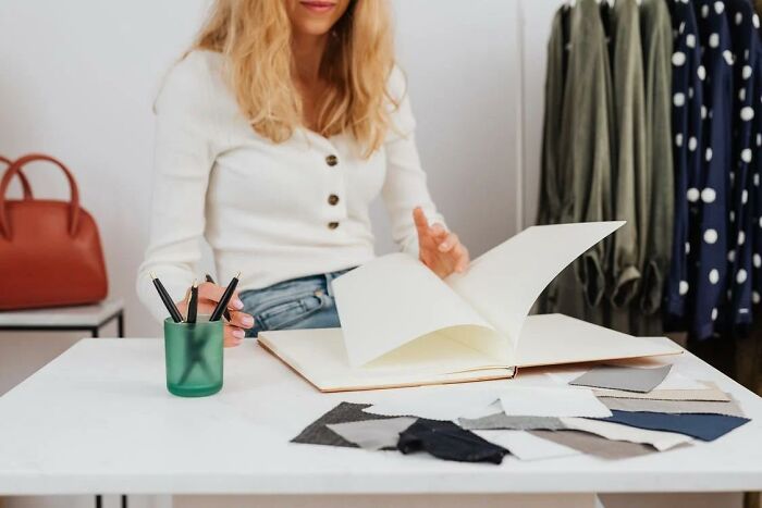 "¿Qué vas a hacer? ¿Despedirme?": 20 personas comparten sus historias de renuncia más absurdas