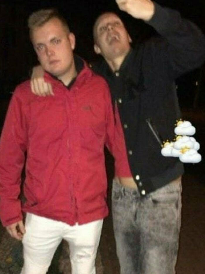 No es un tipo metiendo la mano en la parte delantera de los pantalones de su amigo