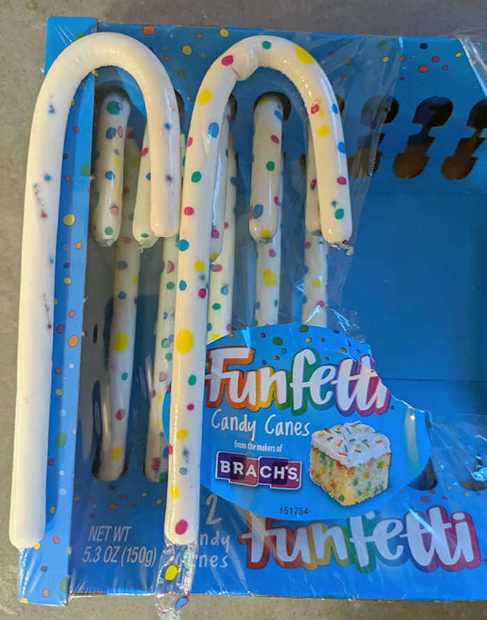 Bastones de caramelo Funfetti. Sin la envoltura (izquierda) vs. con la envoltura (derecha)