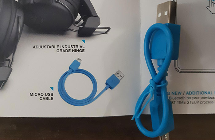 Comprando auriculares baratos. El cable de la publicidad vs. el cable que te dan