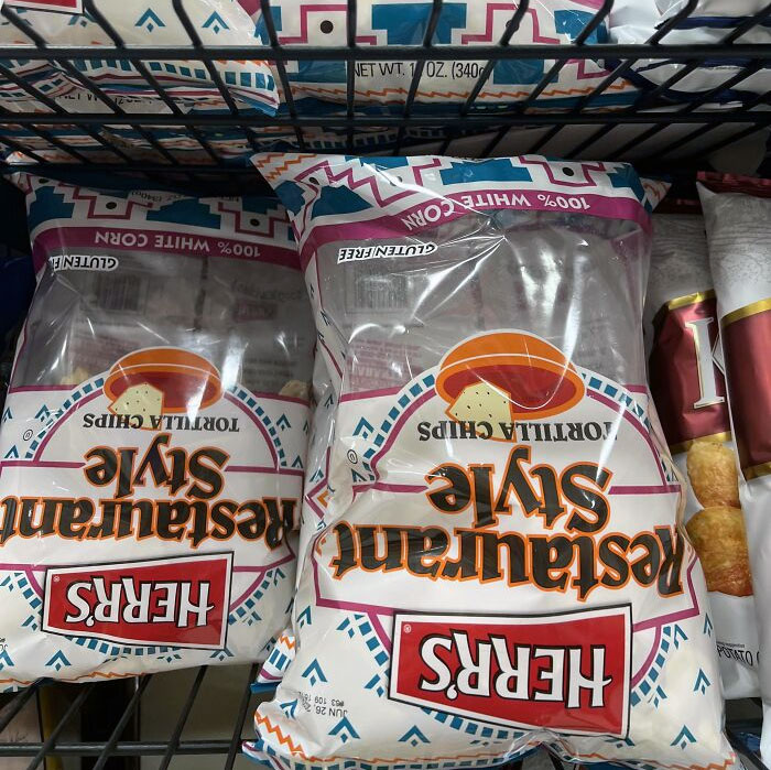 A veces me gusta dar vuelta los paquetes de las patatas fritas en los estantes de la tienda