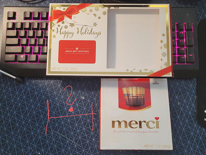 La caja de afuera hace que parezca más grande. Un truco desagradable, Merci