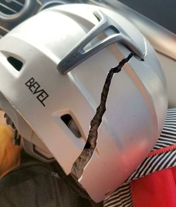 Esta es la razón por la que debes usar cascos. El casco recibió el golpe y estoy bien. Vive para esquiar otro día