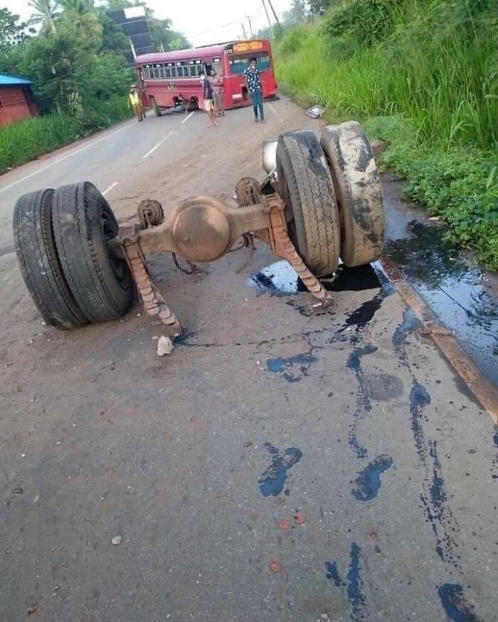 This Facebook Group Documents Examples Of Bad Drivers, Here Are 50 Of Their Funniest Posts (New Pics)