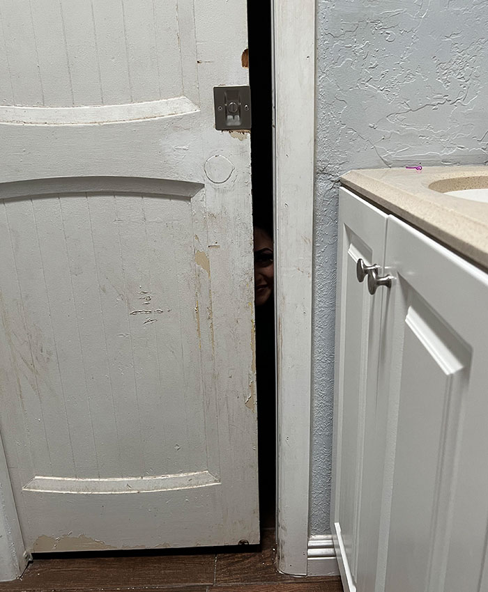 Con esto es con lo que tengo que lidiar cada mañana mientras voy al baño