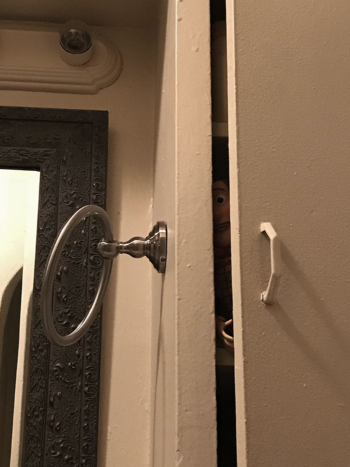 Miré hacia arriba y me di cuenta de esto mientras usaba el baño