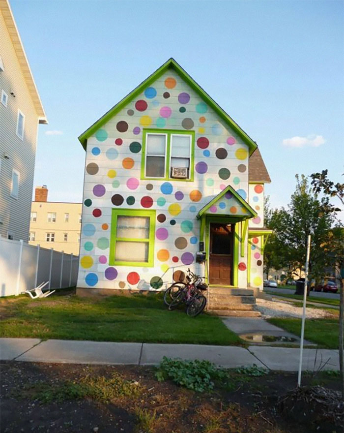 No puedo burlarme de esta casa porque la adoro, aunque no me gustaría vivir al lado