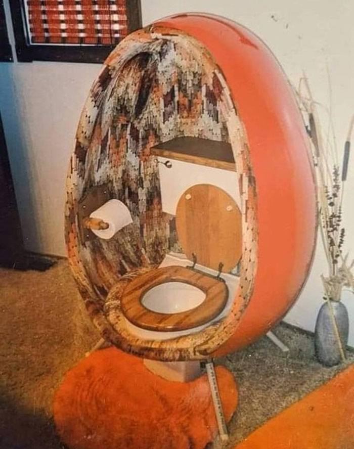 ¿Qué hay con este retrete de mediados de siglo en este hogar?