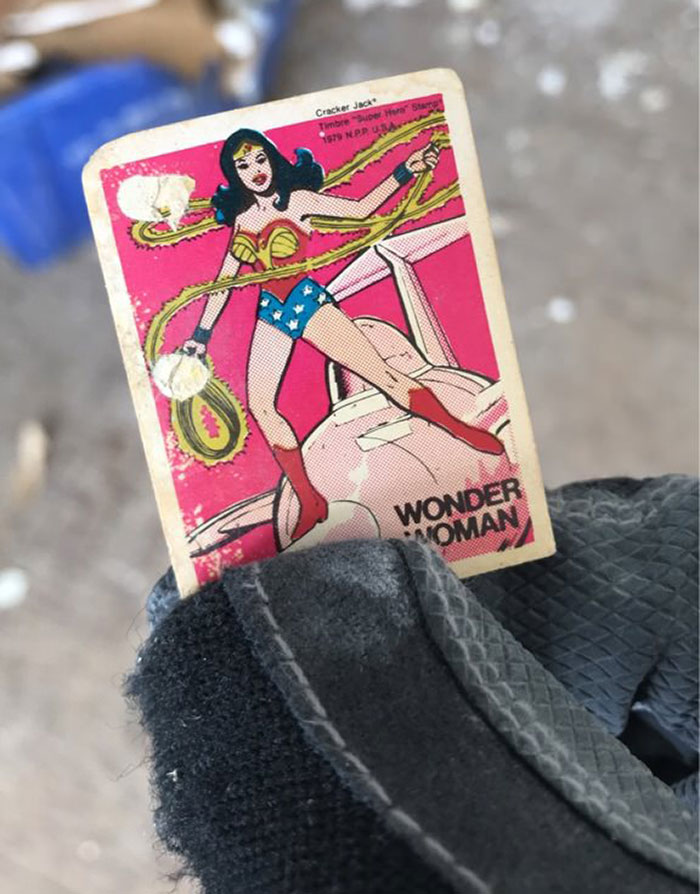 Trabajo para una empresa de administración de apartamentos. Estaba haciendo un trabajo en una pared y encontré esto en una pila de escombros, es de 1979