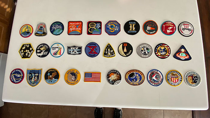 Hace poco ayudé a mi suegro a elegir un nuevo telescopio. Hoy, a modo de agradecimiento, me regaló su colección de parches de misiones de la NASA que ha estado coleccionando durante más de 40 años