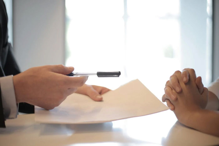 “Nunca seas el primero en decir cifras”: 20 personas comparten sus consejos más valiosos para buscar empleo