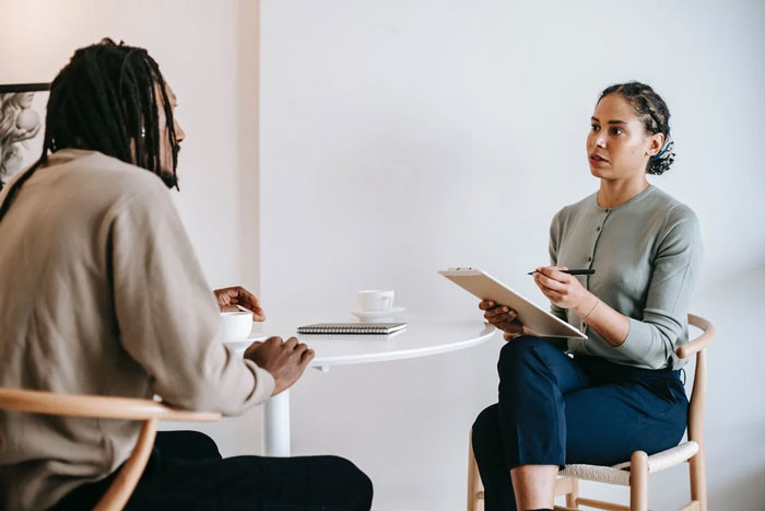 “Nunca seas el primero en decir cifras”: 20 personas comparten sus consejos más valiosos para buscar empleo