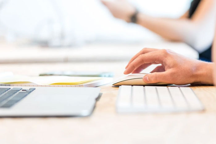“Nunca seas el primero en decir cifras”: 20 personas comparten sus consejos más valiosos para buscar empleo