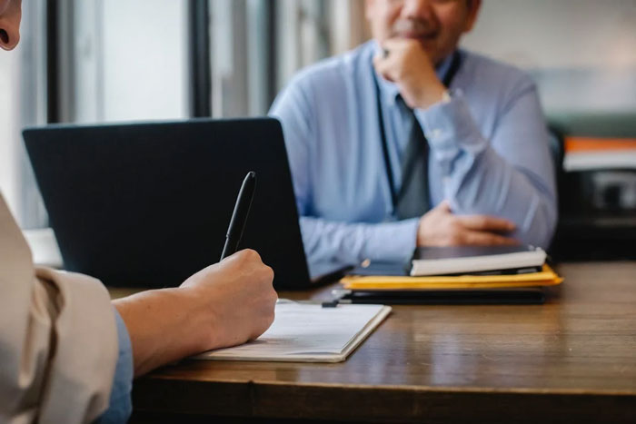 “Nunca seas el primero en decir cifras”: 20 personas comparten sus consejos más valiosos para buscar empleo