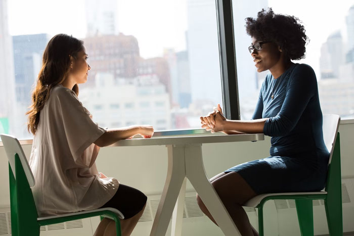 “Nunca seas el primero en decir cifras”: 20 personas comparten sus consejos más valiosos para buscar empleo
