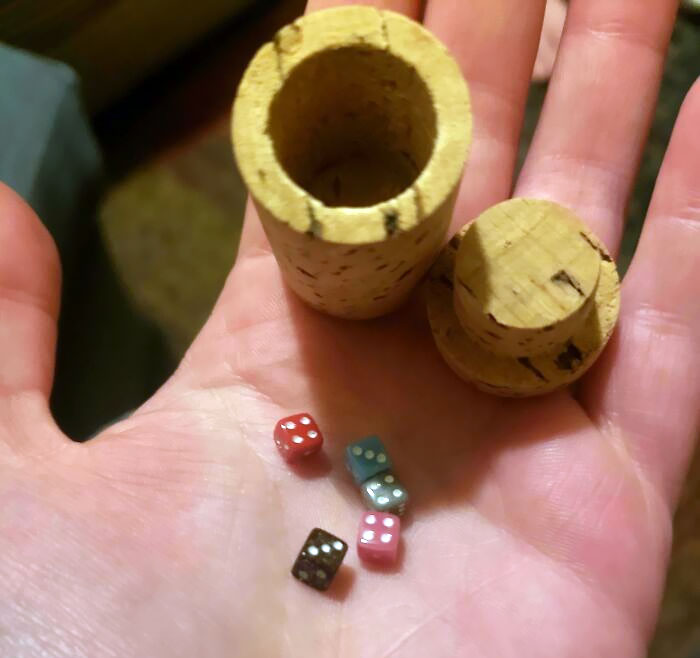 El vino que pedí por internet tenía unos dados pequeñitos dentro del corcho