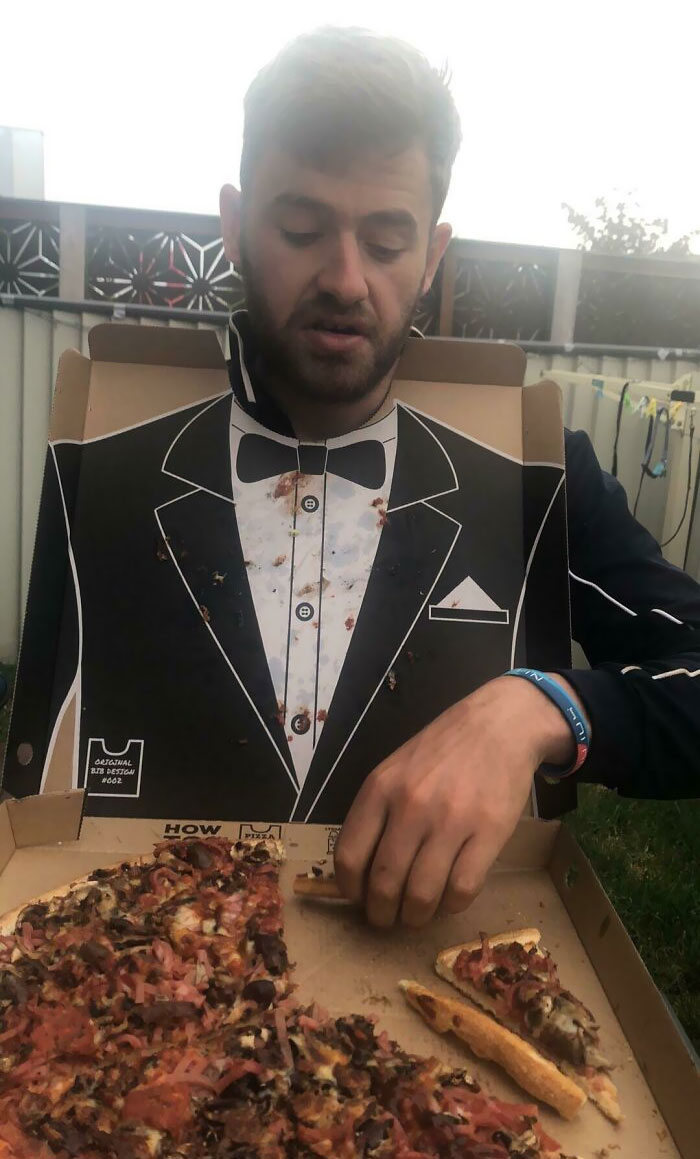 El interior de esta caja de pizza era un esmoquin