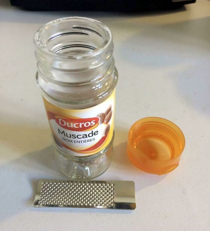 Esta nuez moscada que compré en Francia venía con un mini rallador