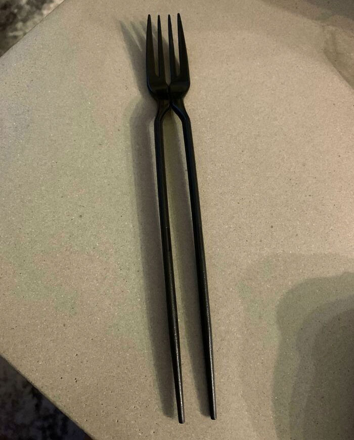 Mi comida tailandesa vino con esta combinación de palillos chinos y tenedor