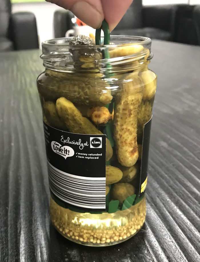 Este tarro de pepinillos viene con un utensilio para levantarlos