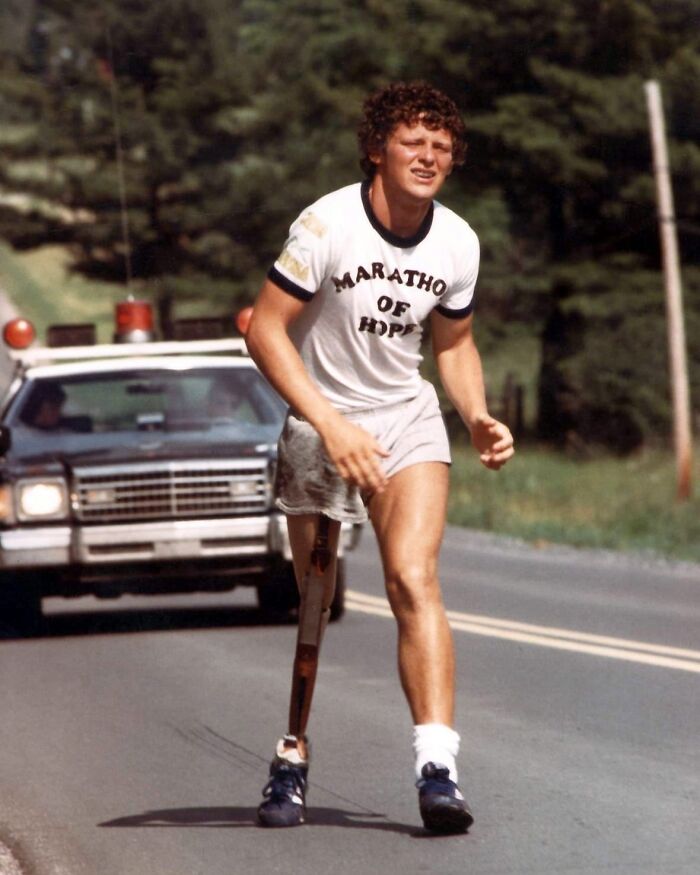Terry Fox, un canadiense de 21 años que perdió una pierna a causa del cáncer, comenzó una carrera a través de Canadá para recaudar dinero para la investigación del cáncer. Corrió el equivalente a un maratón completo al día. Consiguió recorrer 5.373 km en 143 días antes de que la propagación del cáncer le obligara a abandonar. Murió en junio de 1981