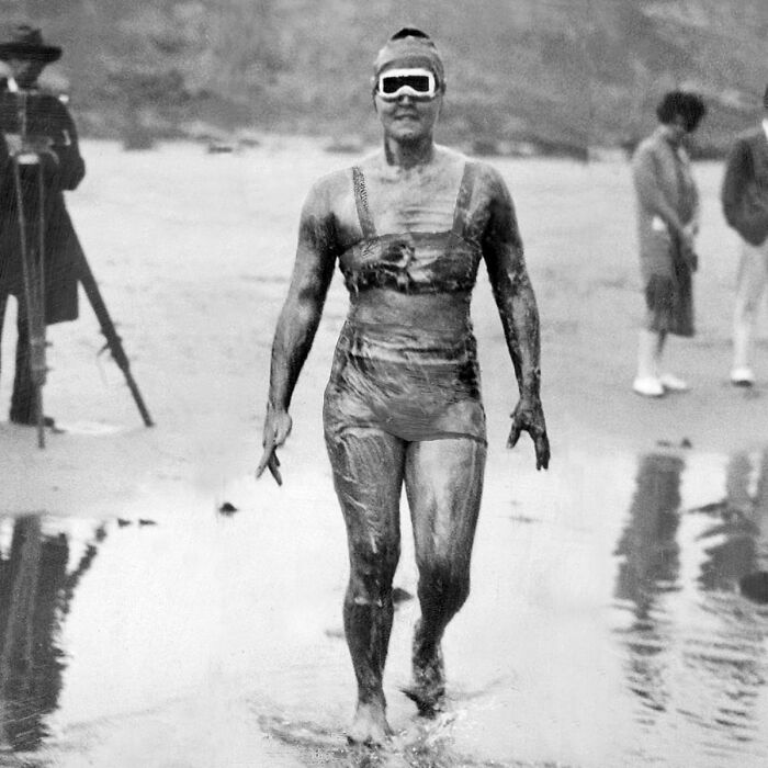 Gertrude Ederle se convierte en la primera mujer en nadar el Canal de la Mancha en 1926