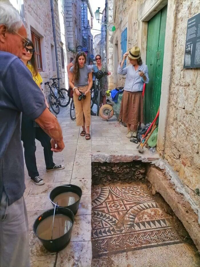 Mosaico romano descubierto en 2021 en el casco antiguo de Hvar, Croacia