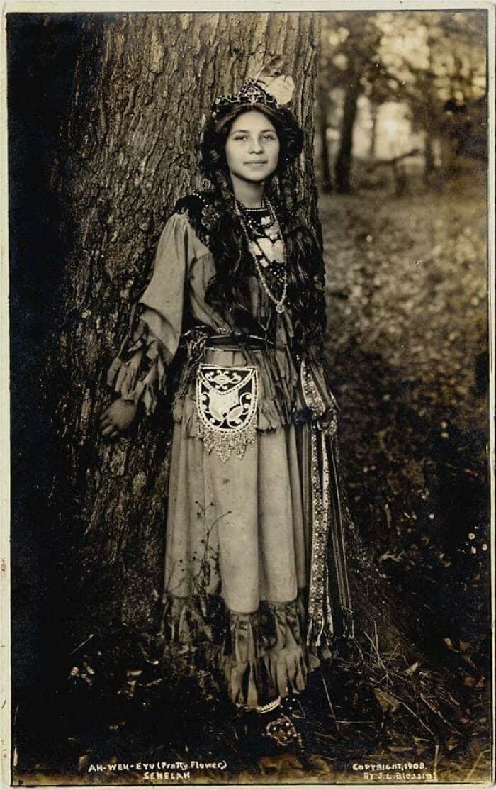 Retrato de Ah-Weh-Eyu (Flor bonita), de la nación Séneca, 1908. Foto de J.l. Blessing
