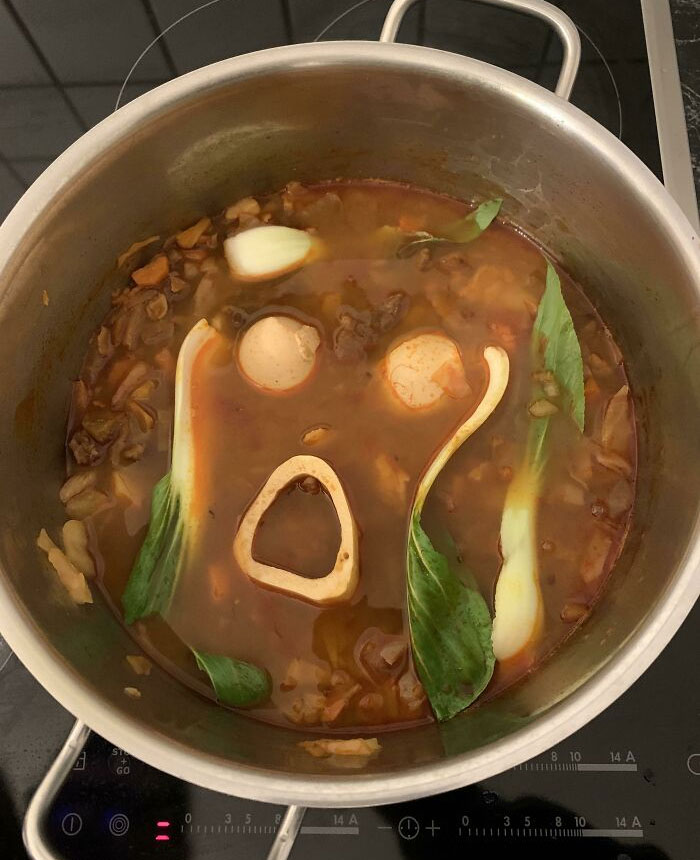 Mi padre pintor haciendo la sopa que parece 