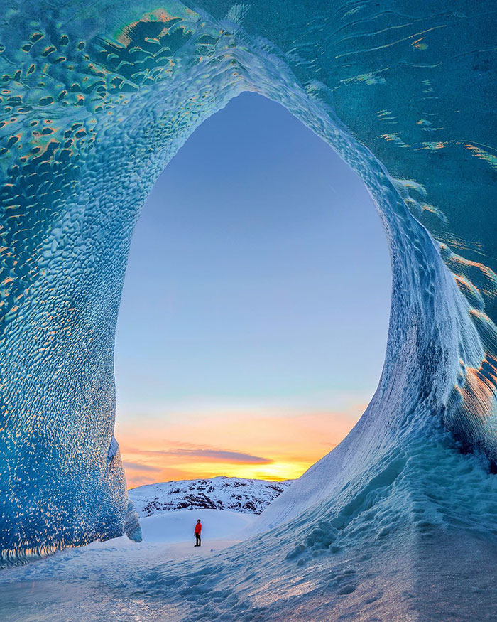 La cueva de hielo más hermosa que he explorado en Islandia. Parece una enorme ola congelada