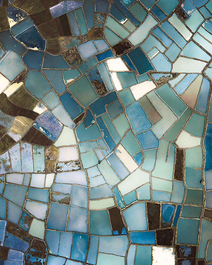 Tierras de cristal. Los campos de arroz chinos desde arriba toman forma de vidriera. Un gigantesco rompecabezas artístico