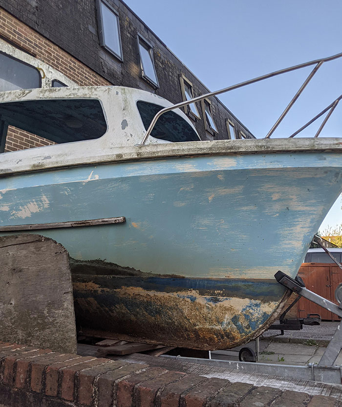 Las marcas de desgaste y rozaduras de este barco parecen una isla en el mar
