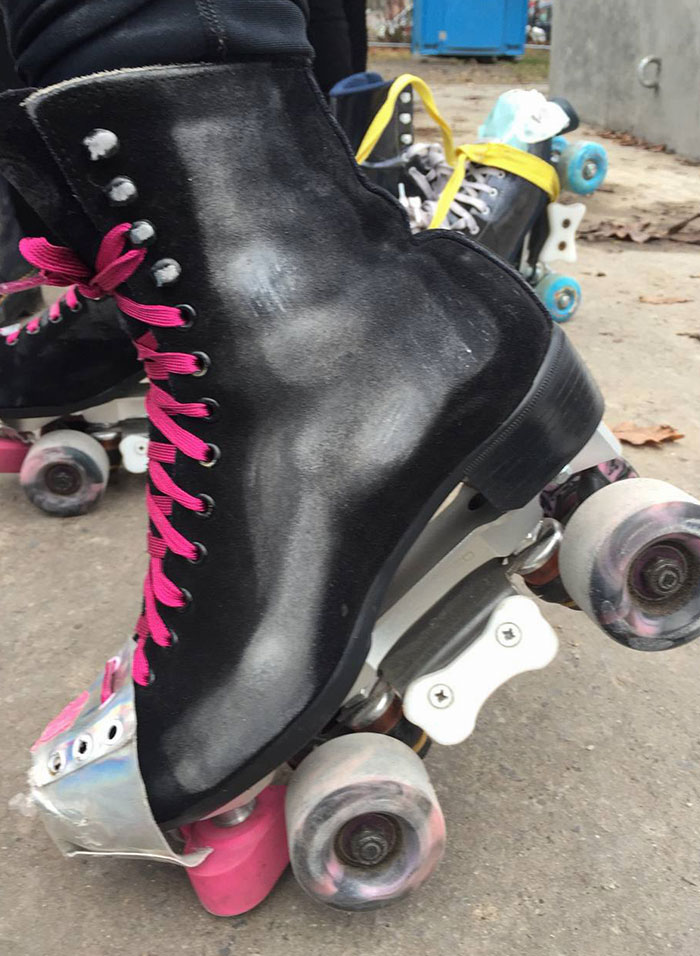 El polvo de una rampa en mis patines de ante parece una radiografía de mis pies