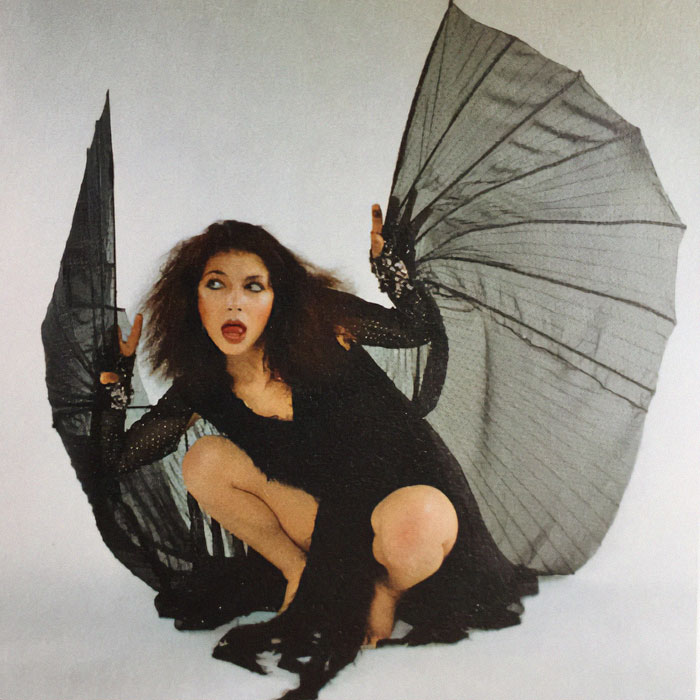 Kate Bush vestida como un murciélago en 1978