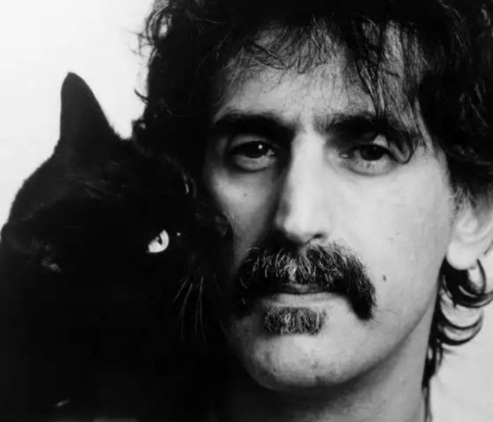 Esta periodista colecciona fotos vintage de celebridades y otras personalidades posando con gatos (30 fotos nuevas)