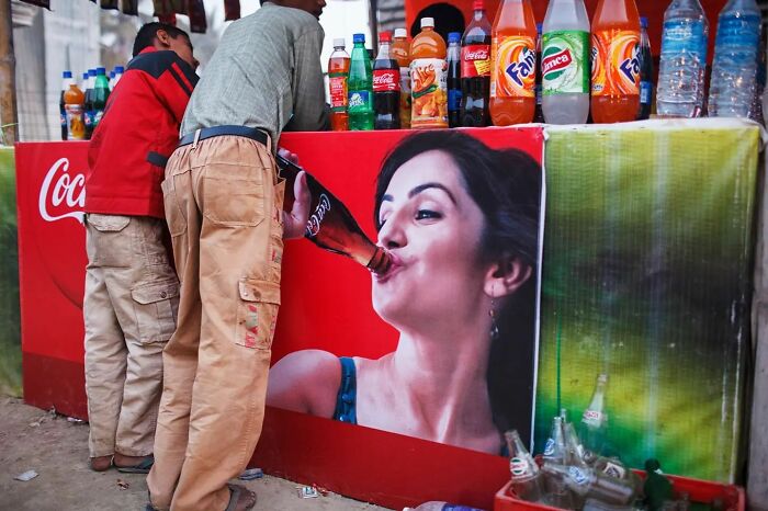 Scientist-Turned-Photographer Takes Pictures Of Ironic Everyday Moments (30 Pics)