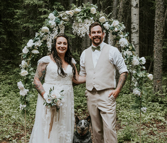 Este perro hizo photobomb en la boda de sus dueños, y la gente comparte fotos similares