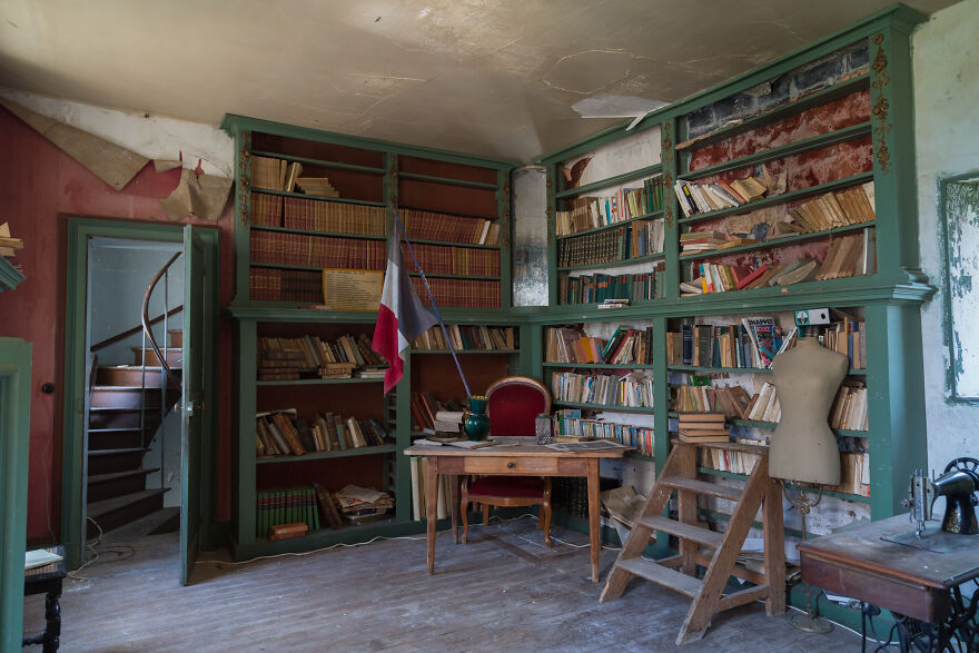Encontré un castillo histórico abandonado en Francia, donde dejaron todo atrás (17 fotos)