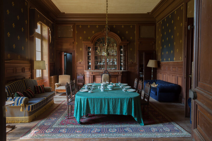 Encontré un castillo histórico abandonado en Francia, donde dejaron todo atrás (17 fotos)