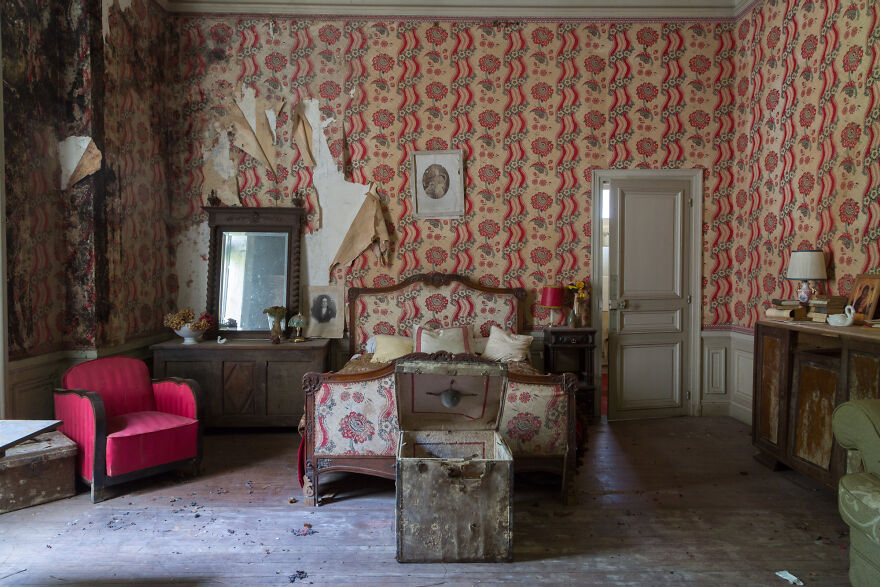 Encontré un castillo histórico abandonado en Francia, donde dejaron todo atrás (17 fotos)